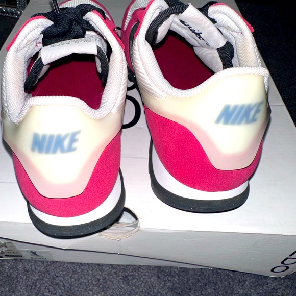 Nike Tennis Shoes. - Picture 7 of 8